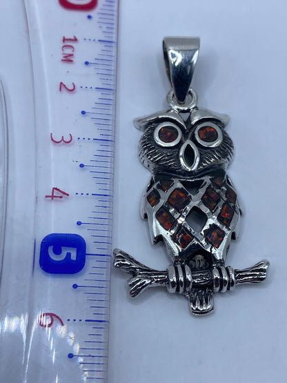Dije sobre regla de medición en centímetros mostrando el tamaño real 5.6 cm