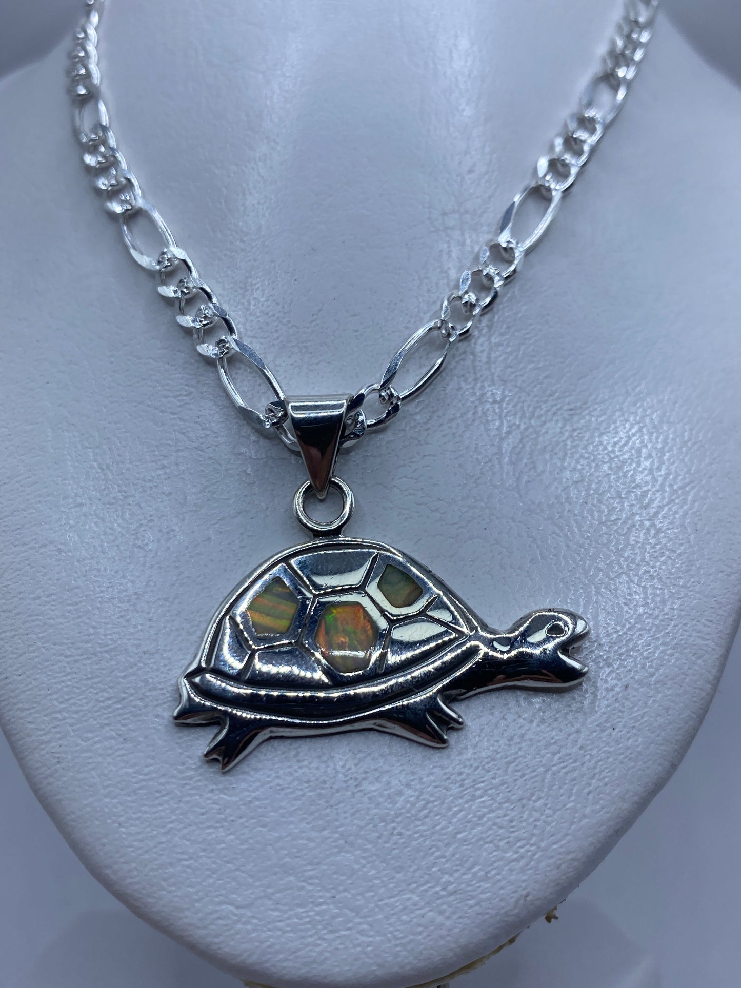 Detalle del caparazón de la tortuga con ópalo de fuego engastado a mano