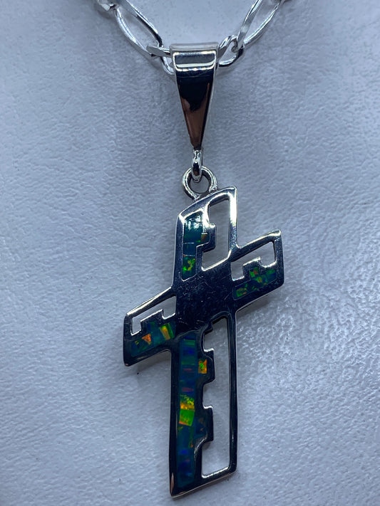 Cruz religiosa en plata .950 con ópalo de fuego azul incrustado, 6.1 cm, sobre cadena plateada