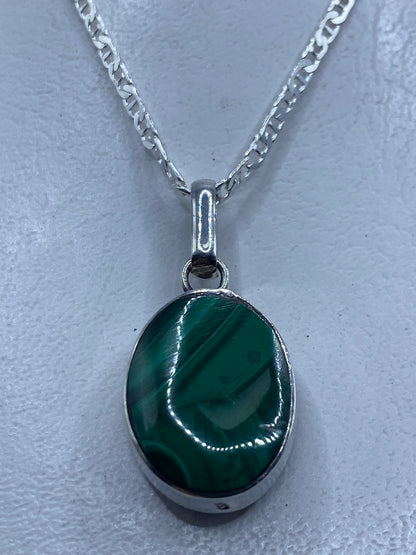 Dije de plata .950 con malaquita verde engastada, sobre cadena plateada — vista frontal