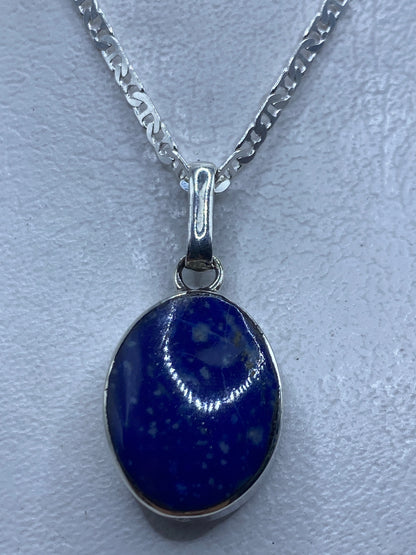 Dije de malaquita verde en plata pura .950, con detalle del engaste a mano