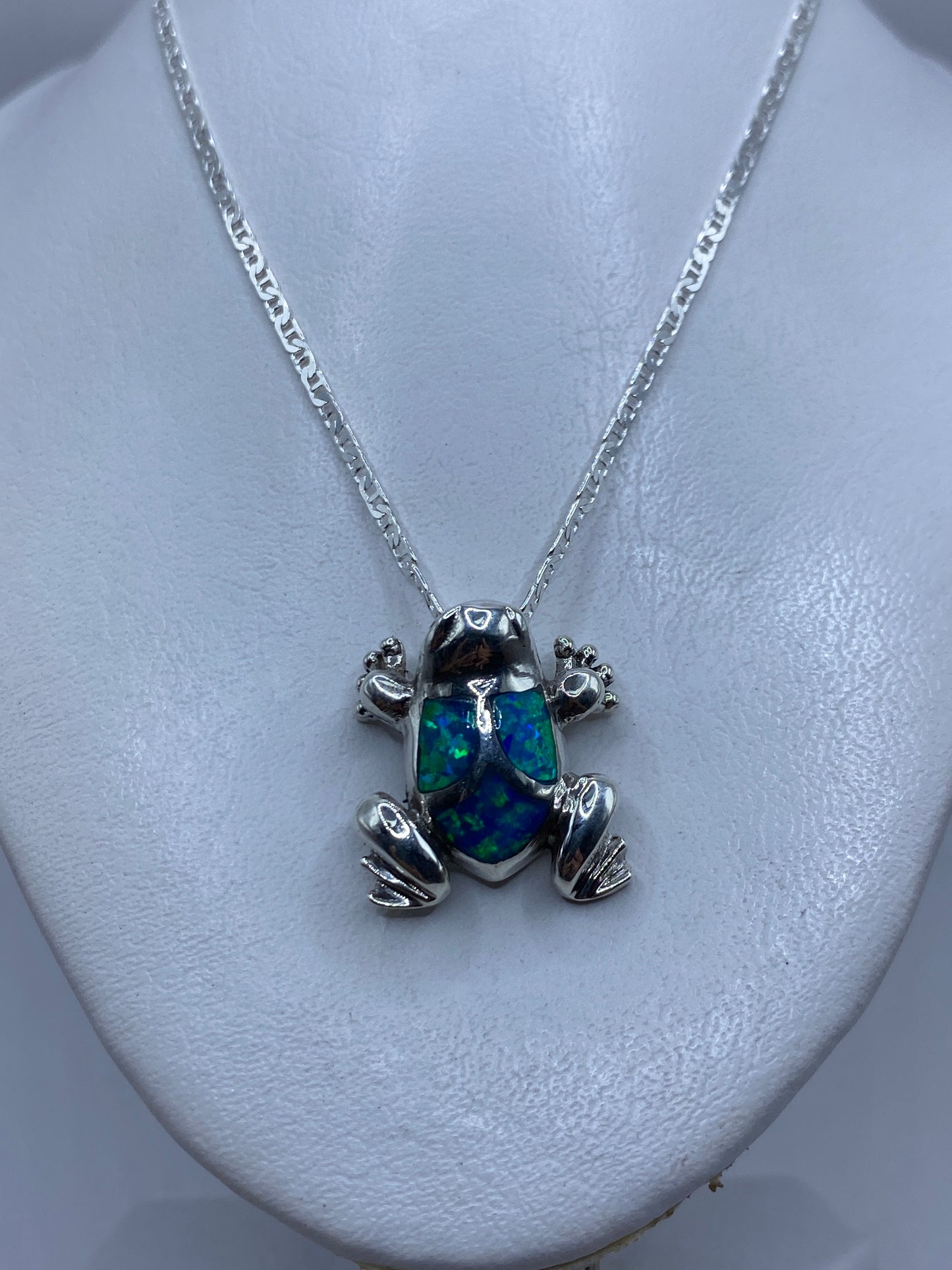 Detalle del ópalo de fuego con tonos azul y verde en el dije
