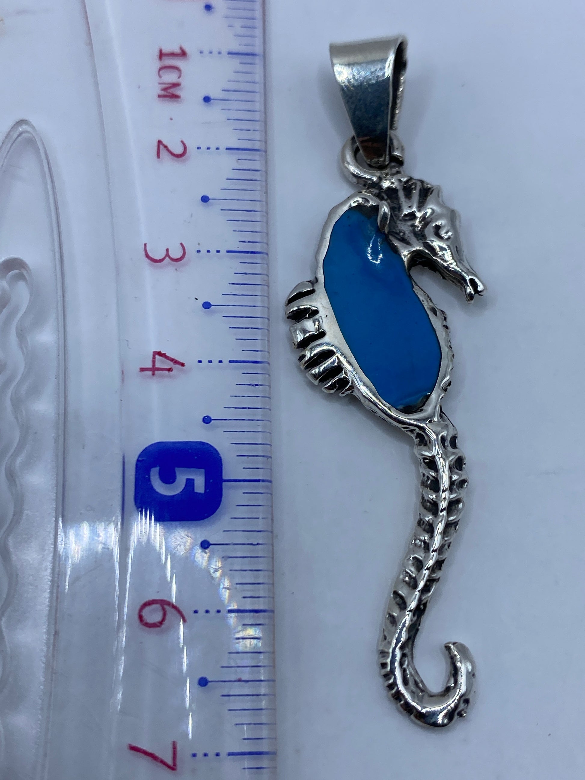 Reverse del dije mostrando el Quinto .925 grabado en plata