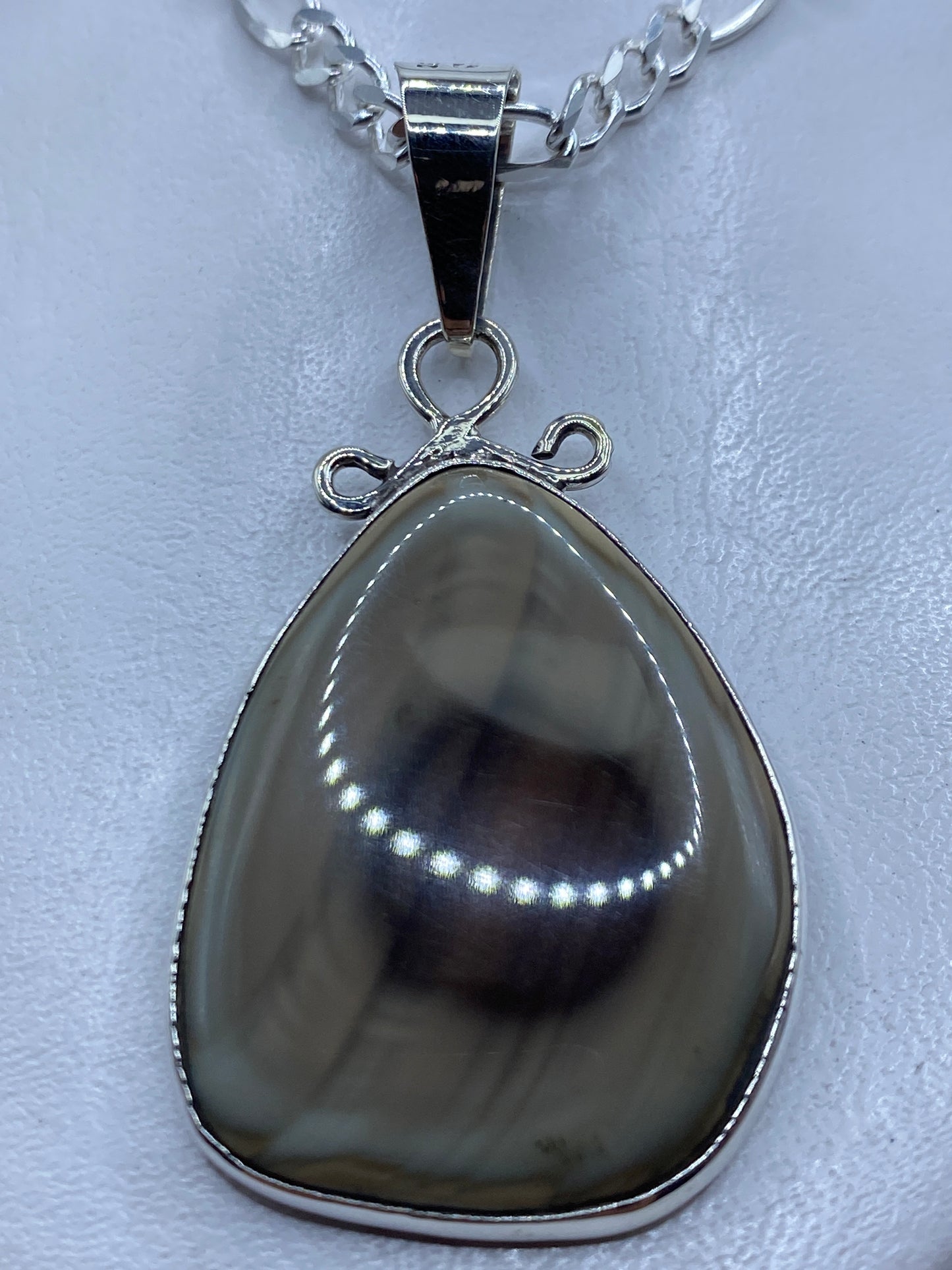 Dije de plata .950 con piedra café natural, 6.3 cm, engastado a mano en Taxco
