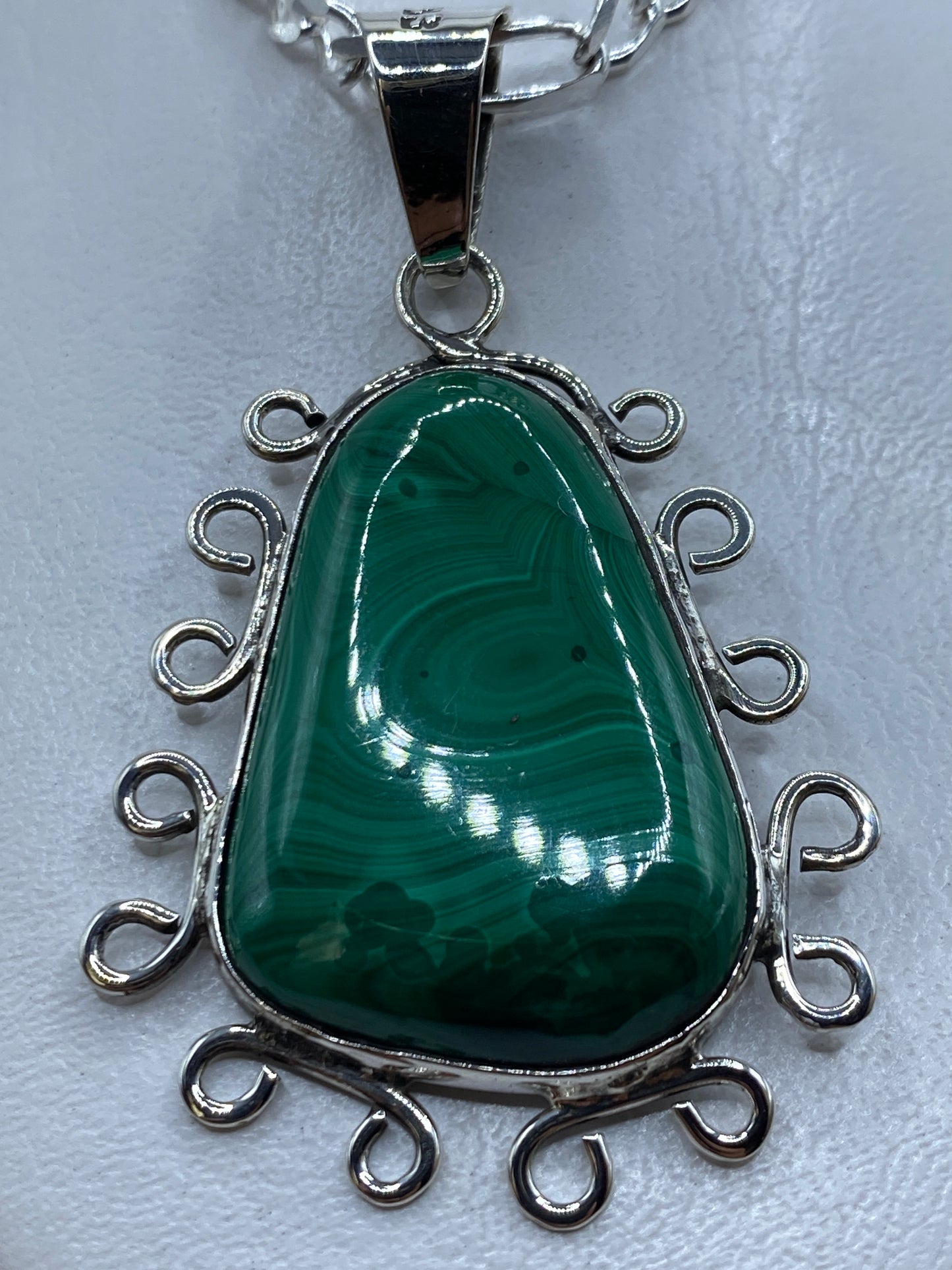 Dije de plata .950 con malaquita verde engastada, colgando de cadena plateada