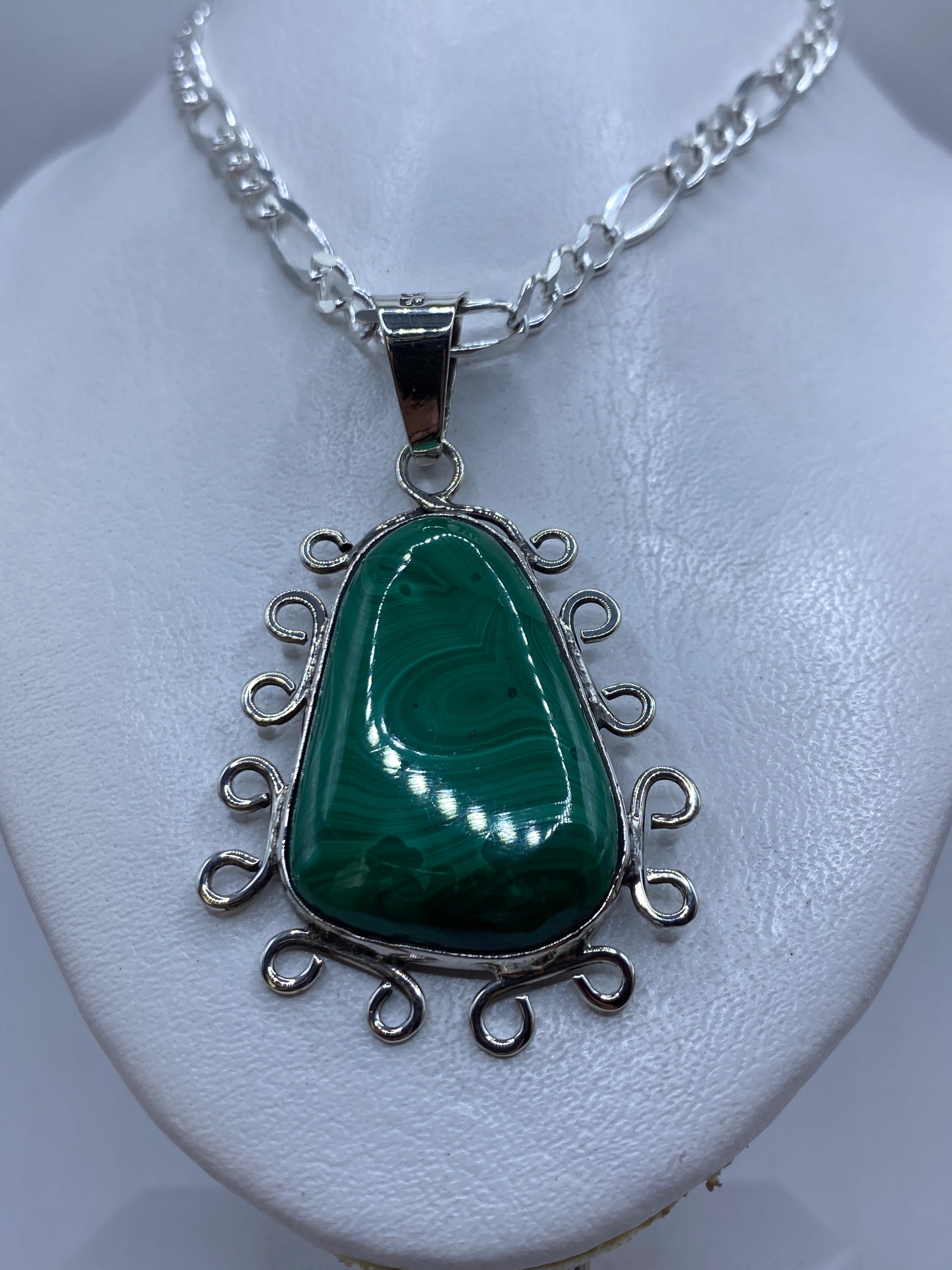 Detalle de la malaquita verde con vetas naturales en engaste de plata