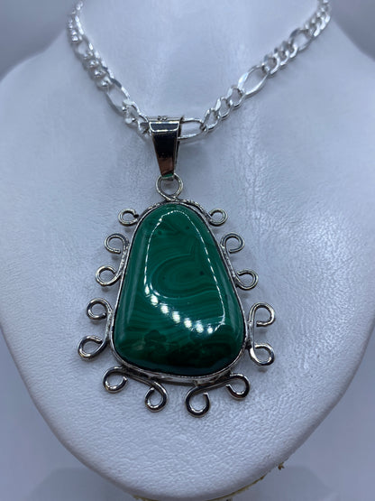 Detalle de la malaquita verde con vetas naturales en engaste de plata