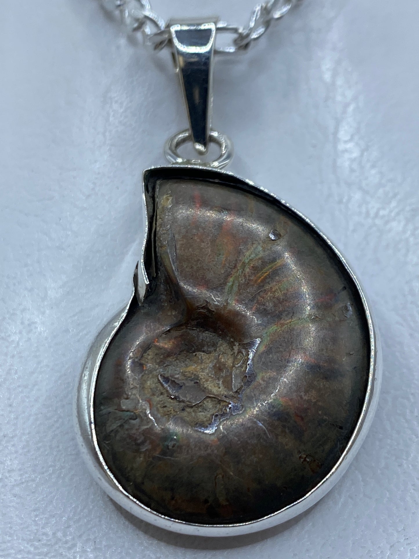 Dije de plata .925 con piedra incrustada, 5.7 cm de largo, colgado de cadena de plata