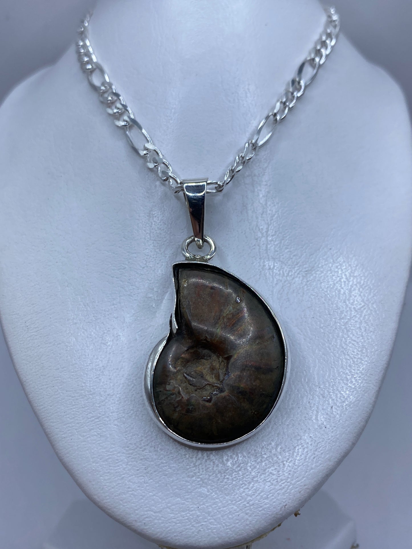 Detalle de la argolla de plata con Quinto .925 y la piedra engastada a mano