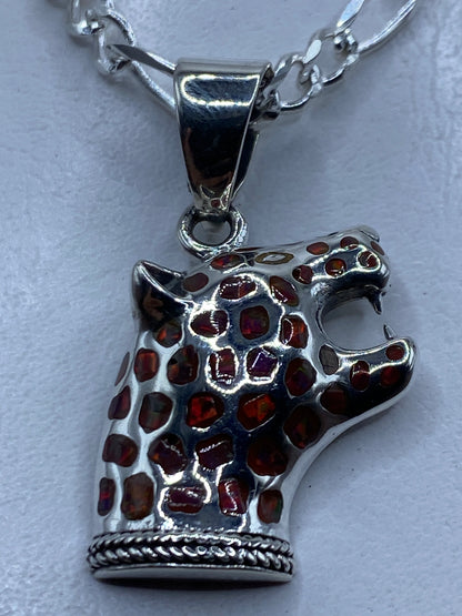 Dije jaguar de plata .950 con ópalo de fuego multicolor colgado en cadena plateada