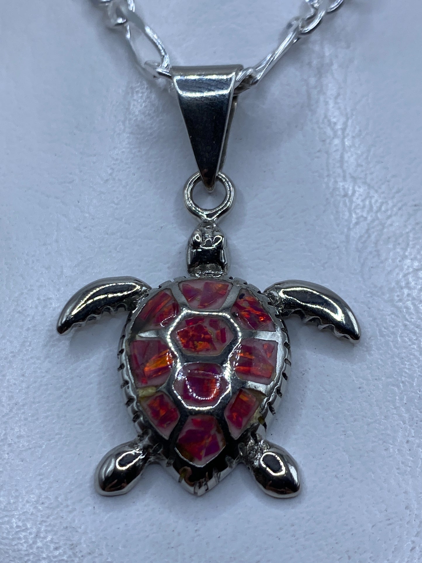 Dije tortuga marina en plata .925 con ópalo de fuego rosa incrustado, colgando en cadena