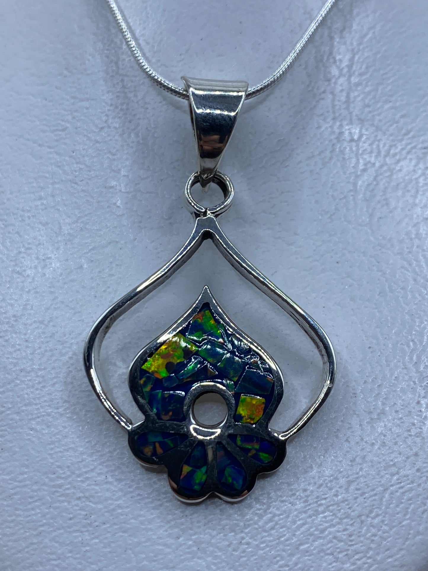 Dije de plata floral con ópalo de fuego natural, tonos verdes y azules, colgado en cadena