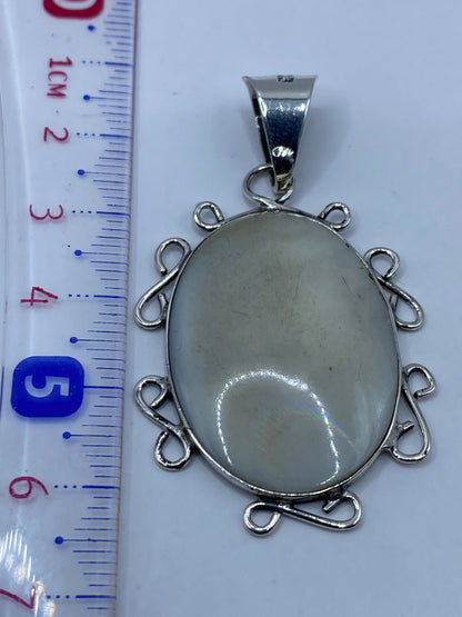 Medición del dije junto a regla: 6.1 cm de largo total, hecho a medida en Taxco