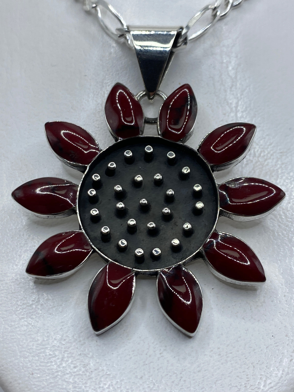 Dije floral de plata .925 con coral rojo y centro negro, 6.8 cm de alto