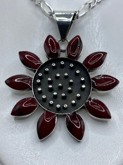 Dije floral de plata .925 con coral rojo y centro negro, 6.8 cm de alto
