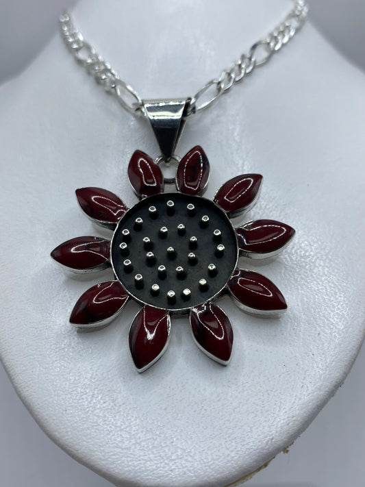 Detalle del engaste de coral rojo en plata, con esferas de plata en el núcleo