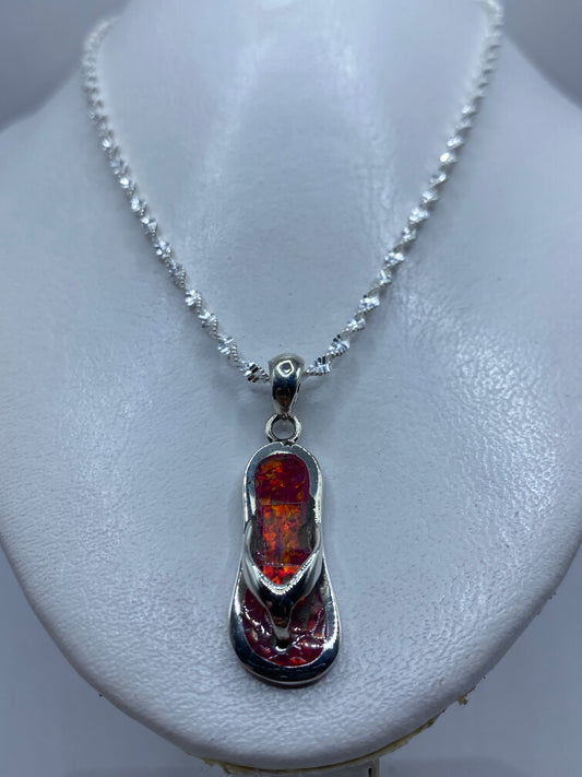 Detalle del ópalo de fuego rosa con reflejos cálidos engastado en plata .950