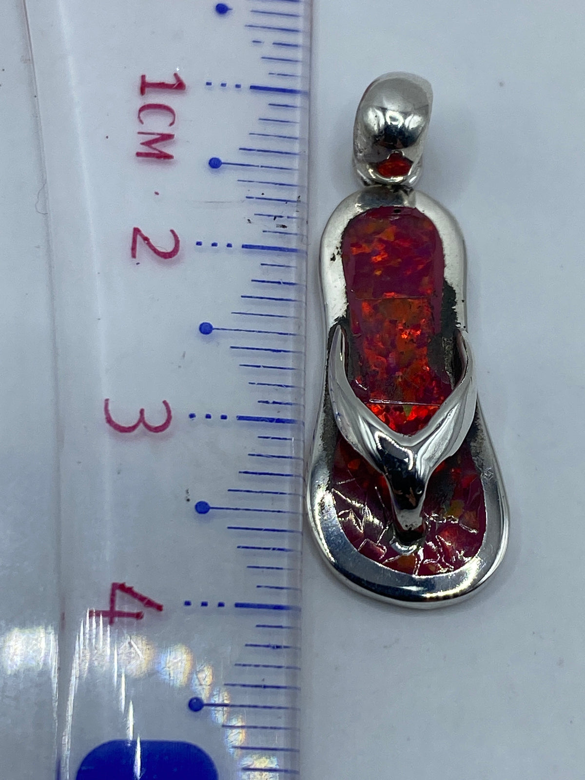 Dije de plata .950 visto desde diferentes ángulos mostrando el acabado artesanal