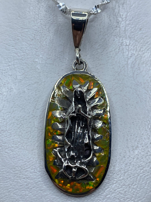 Dije Virgen de Guadalupe en plata .950 con Ópalo de Fuego amarillo, colgante sobre tela blanca