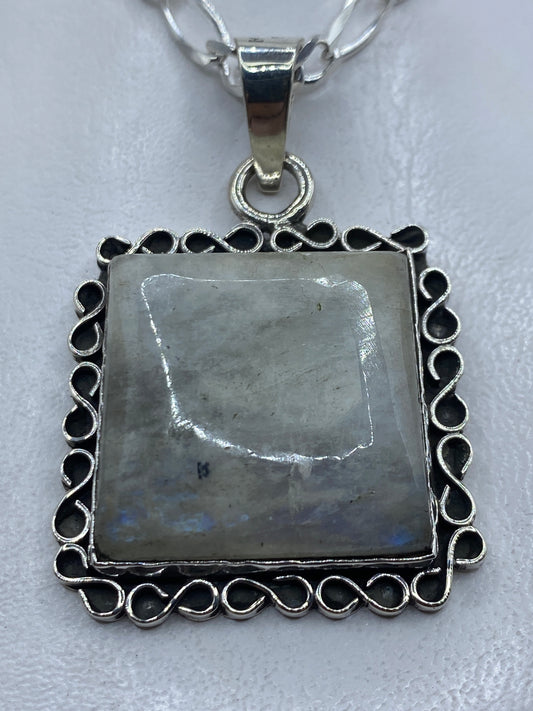 Dije cuadrado de plata .925 con piedra incrustada y marco de filigrana calada