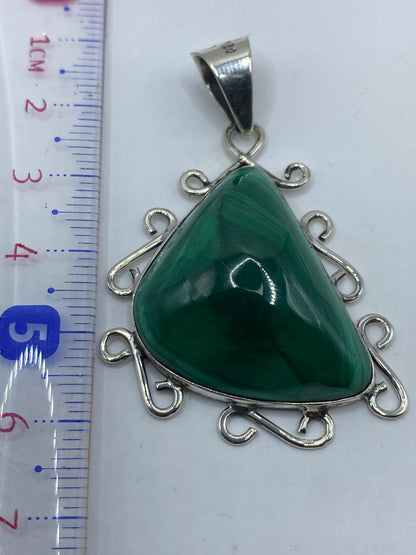 Dije sobre medidor: 6.1 cm de largo, 15.5 gramos