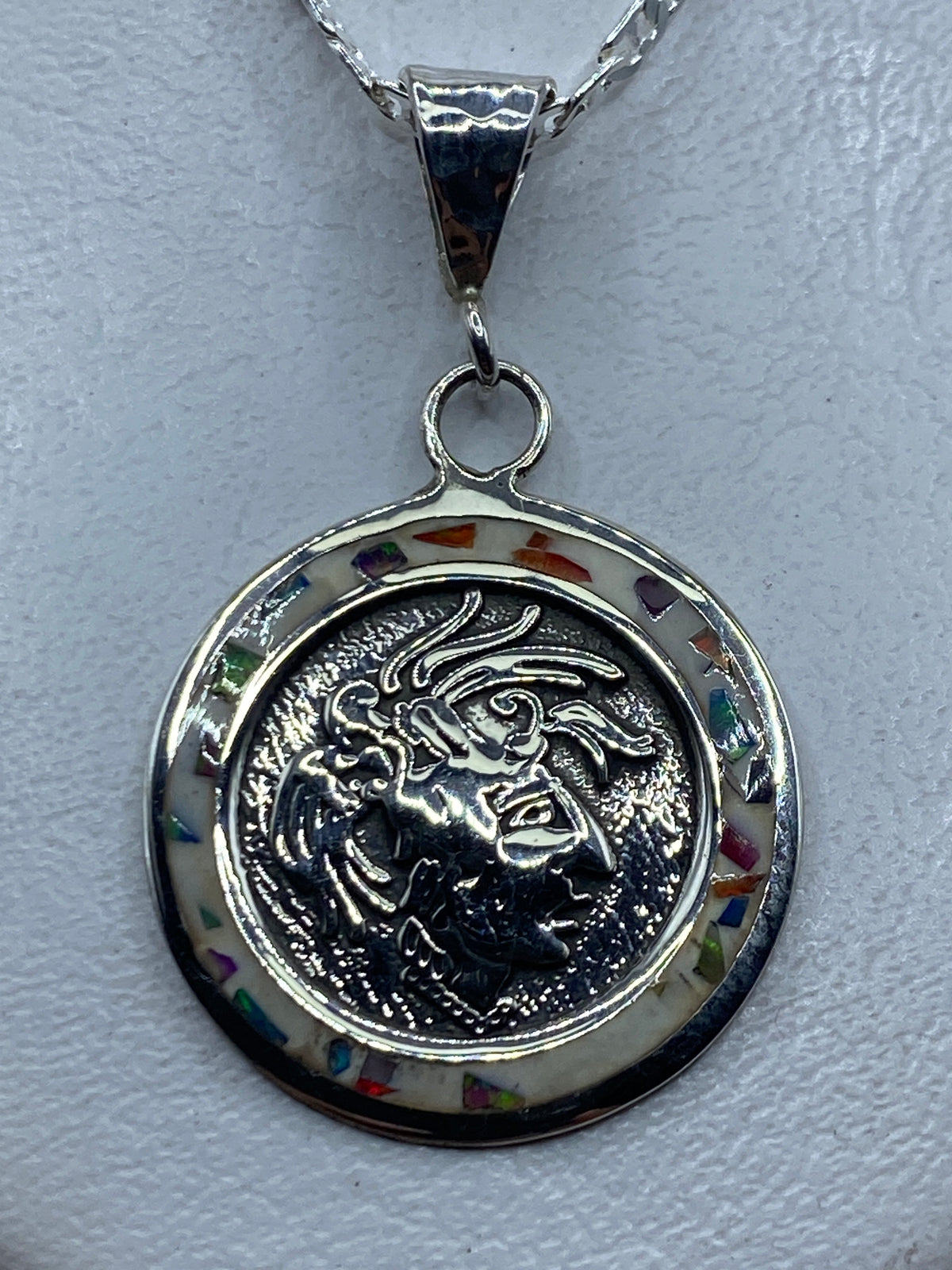 Dije prehispánico de plata .925 con ópalo de fuego multicolor engastado, largo 4.7 cm
