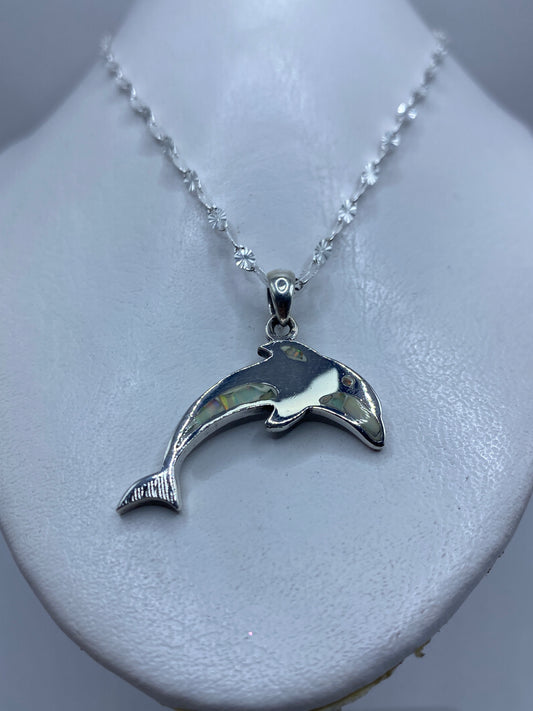 Detalle del ópalo de fuego con reflejos iridiscentes multicolor engastado en plata pura