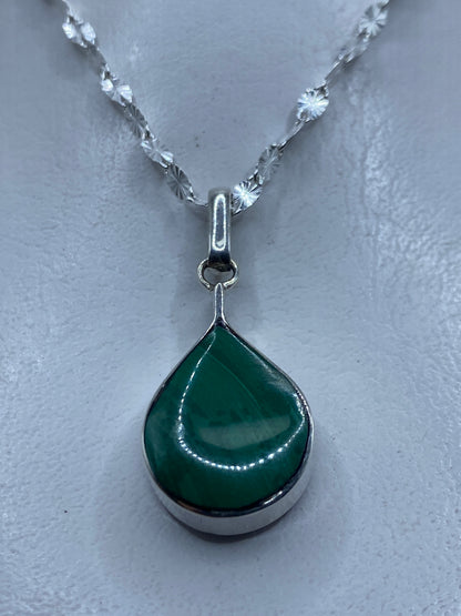 Dije de plata con malaquita verde en forma de gota, colgando de cadena plateada