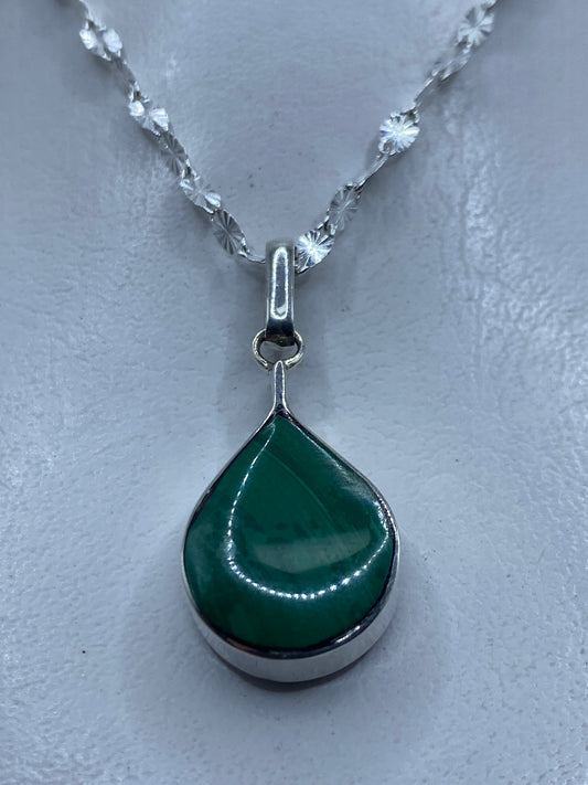 Dije de plata con malaquita verde en forma de gota, colgando de cadena plateada