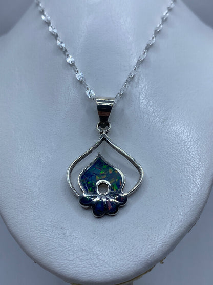 Detalle del engaste a mano del ópalo de fuego azul en plata de Taxco