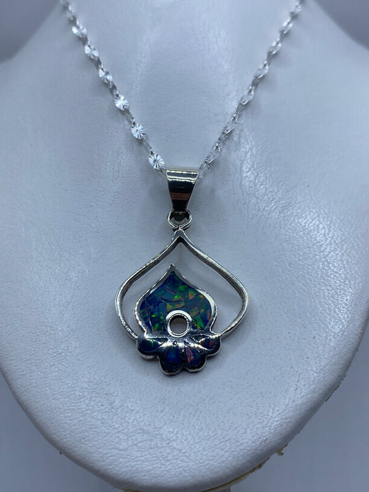 Detalle del engaste a mano del ópalo de fuego azul en plata de Taxco