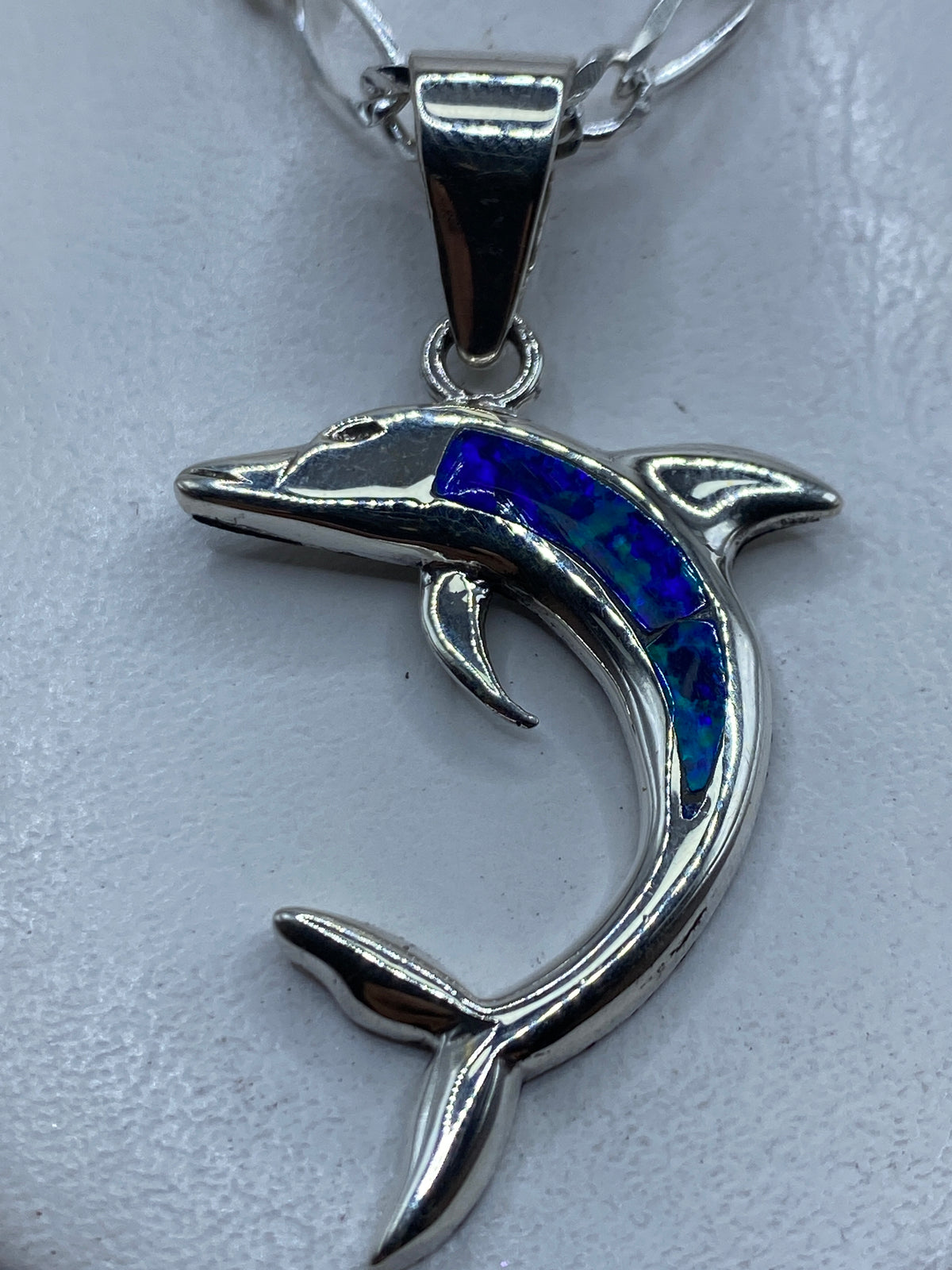 Dije de plata con ópalo de fuego azul en forma geométrica de espiral