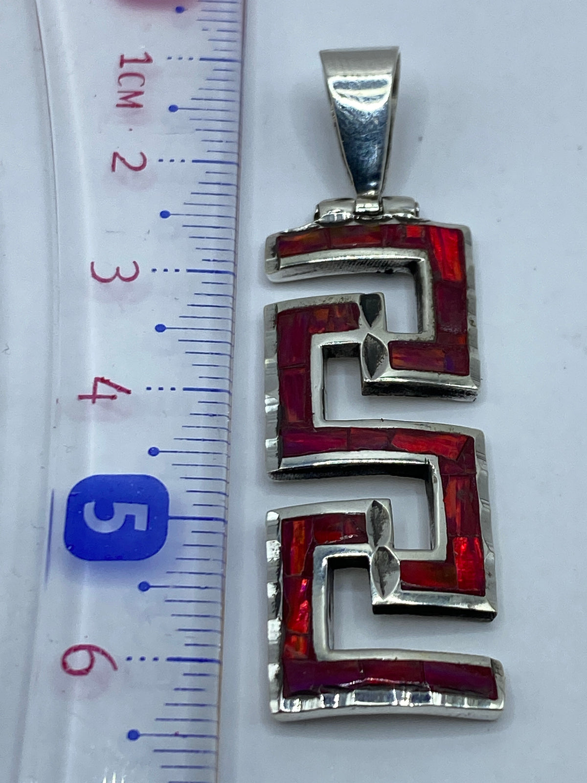 Dije completo sobre fondo gris, escala en centímetros mostrando 6.2 cm de largo, Quinto .950 visible