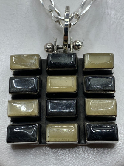Dije de plata modular 3×3 con incrustación de piedra colgando de cadena de plata