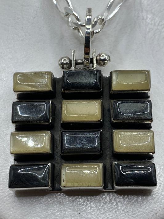 Dije de plata modular 3×3 con incrustación de piedra colgando de cadena de plata