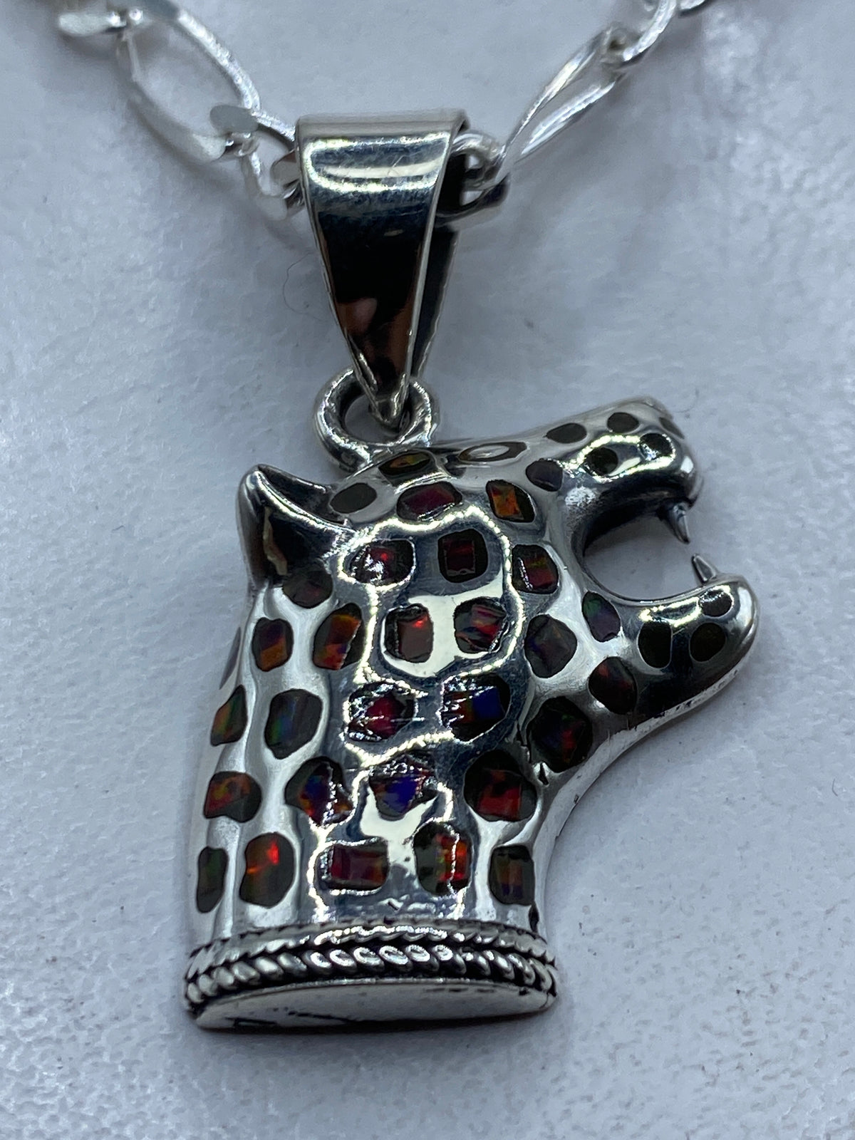 Dije de plata .950 con ópalo de fuego multicolor engastado a mano, visto de frente