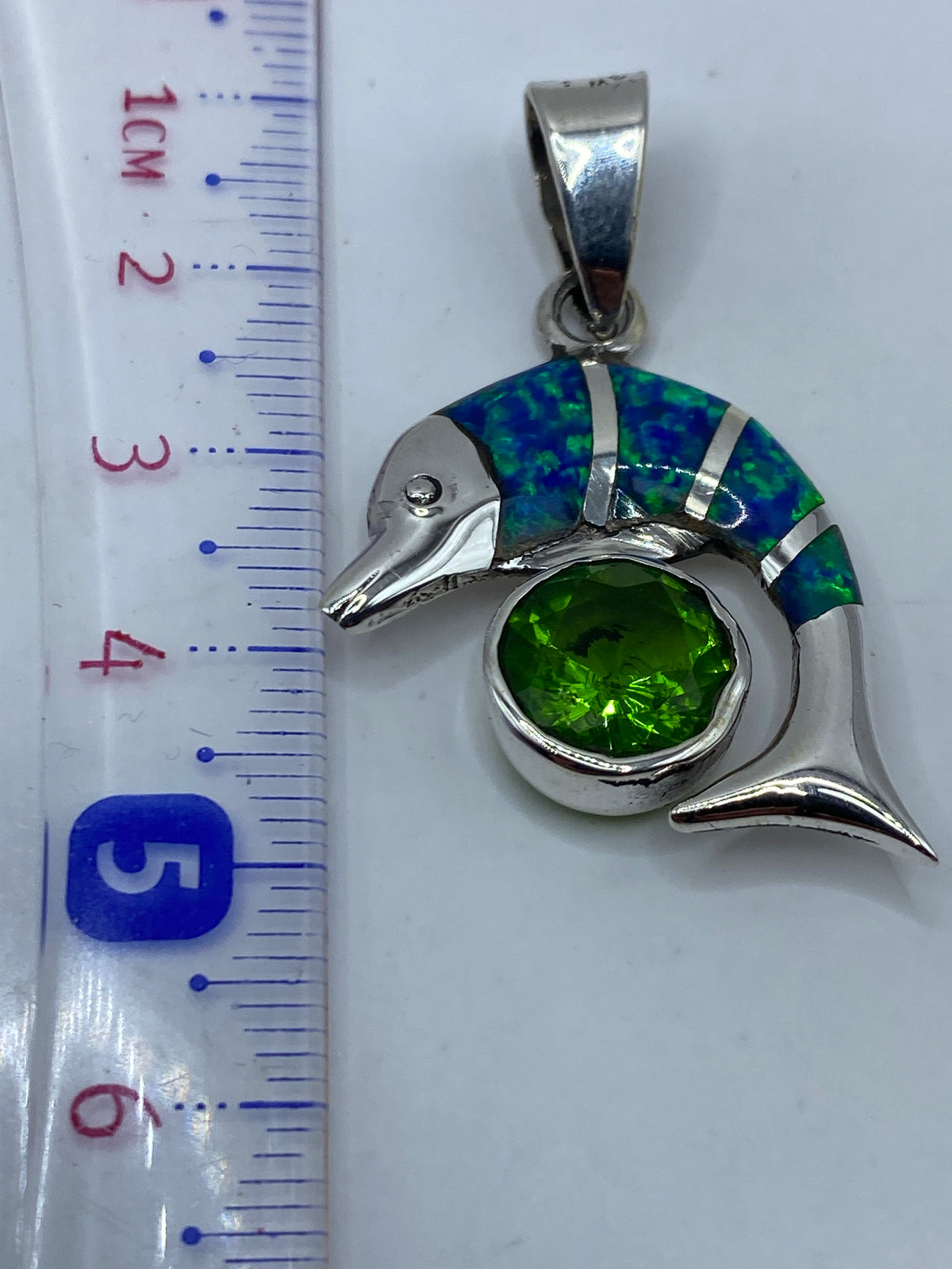 Dije en la mano mostrando el tamaño real y la profundidad del color azul del ópalo