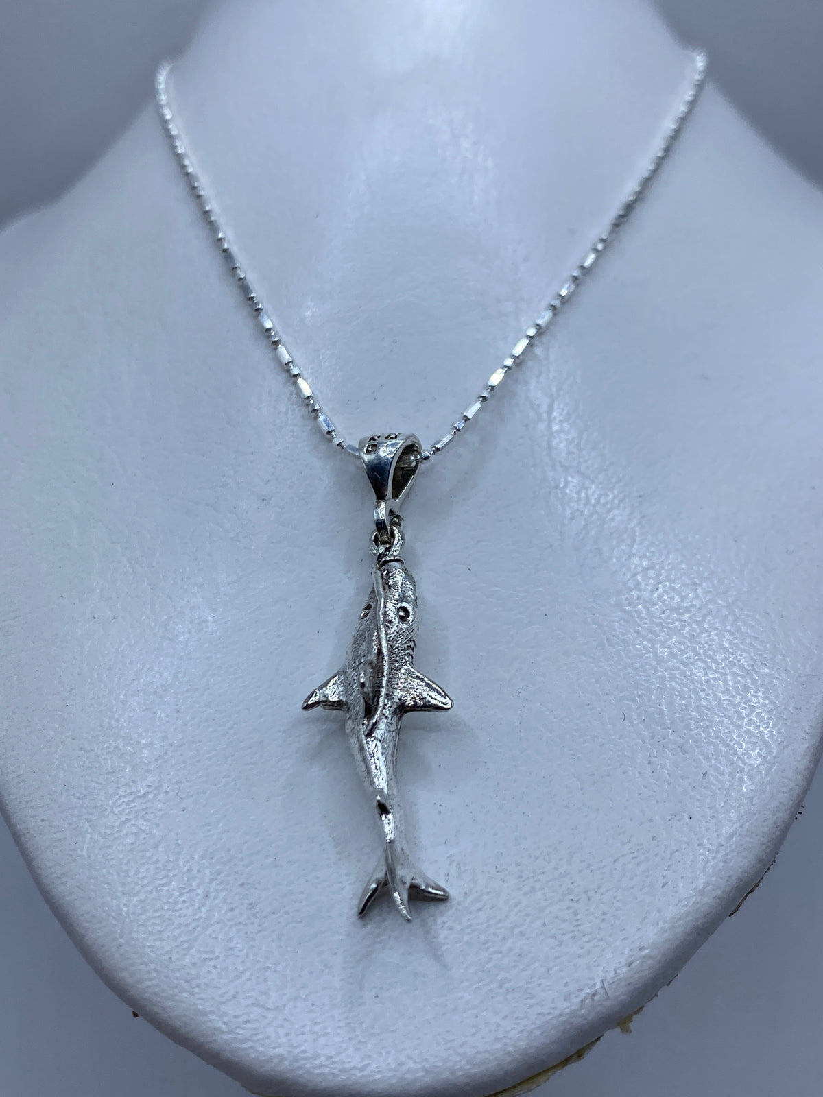 Tiburón de plata Taxco puesto al cuello sobre pecho, mostrando tamaño y presencia