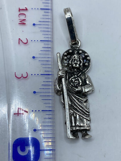 Dije de San Judas sobre fondo blanco con el Quinto .925 visible en la argolla de suspensión