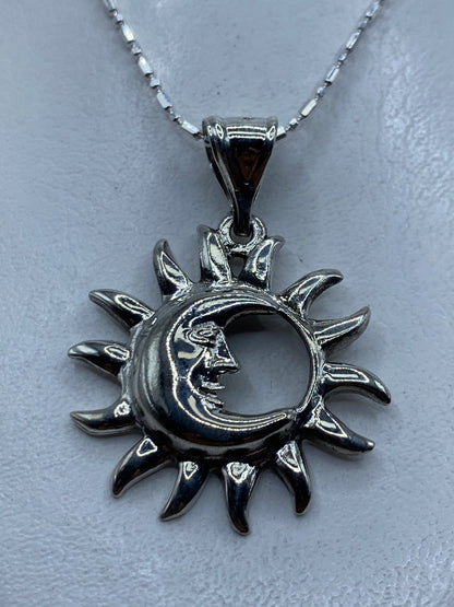 Dije de plata .925 con diseño sol y luna entrelazados, calado, 4.5 cm sobre cadena delgada
