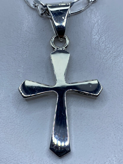 Dije cruz de plata .925 colgando de una cadena, vista frontal