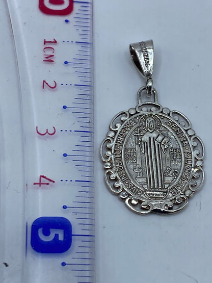 Detalle de la fundición y acabado pulido del medallón en plata