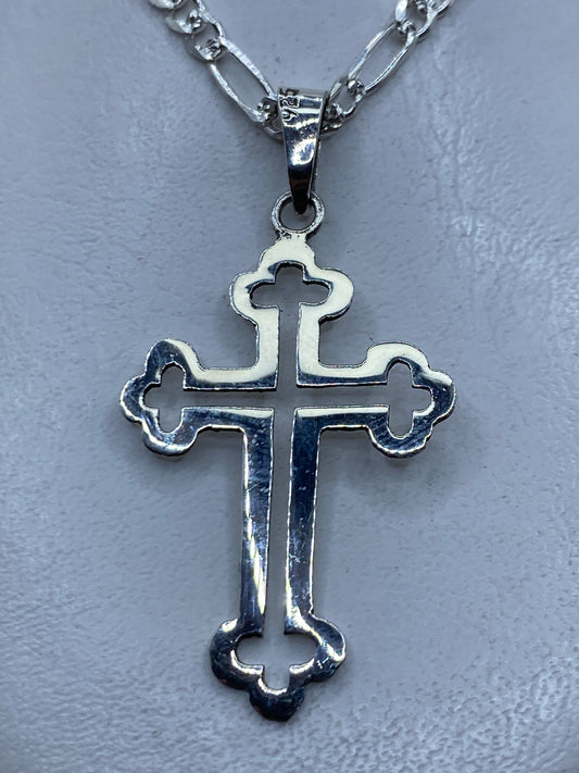 Dije cruz calada en plata .925 de Taxco, 5.7 cm, colgando de cadena figaro