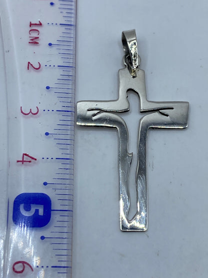 Dije cruz de plata pura visto de frente, acabado brillante, con Quinto 925 grabado
