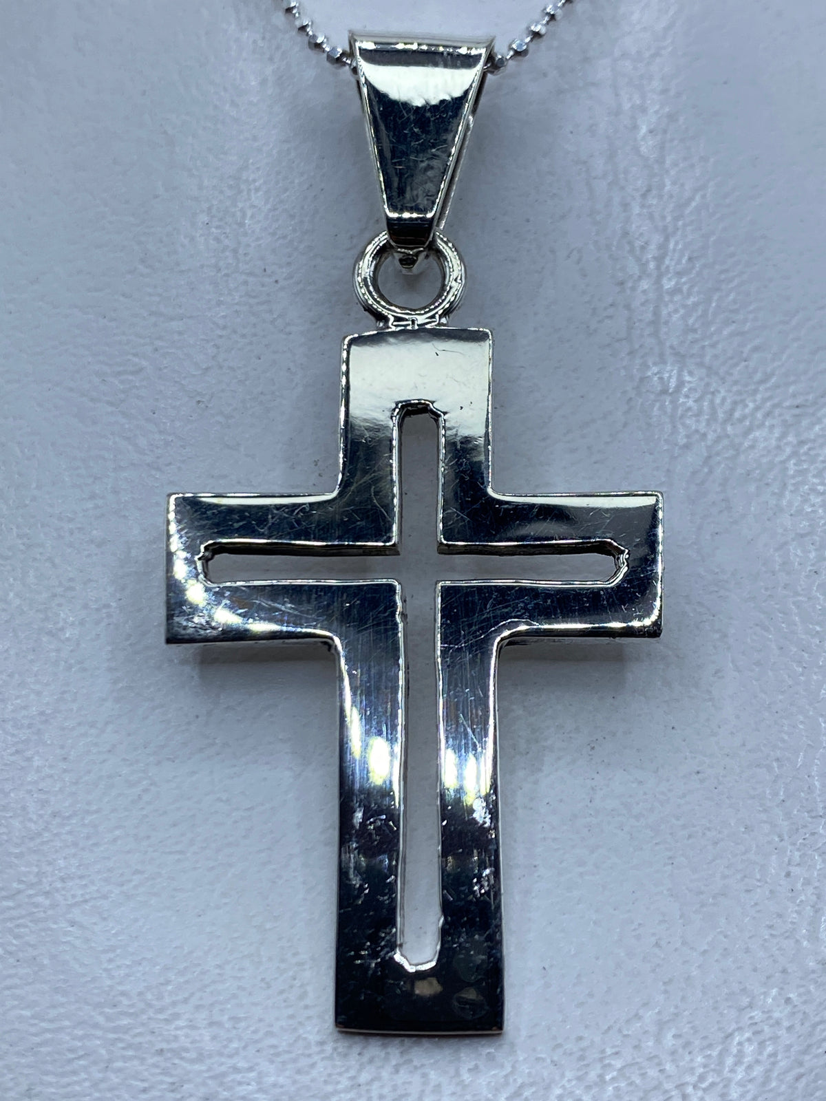 Dije cruz de plata calado, 6 cm, colgando de cadena — vista frontal clara