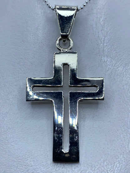 Dije cruz de plata calado, 6 cm, colgando de cadena — vista frontal clara