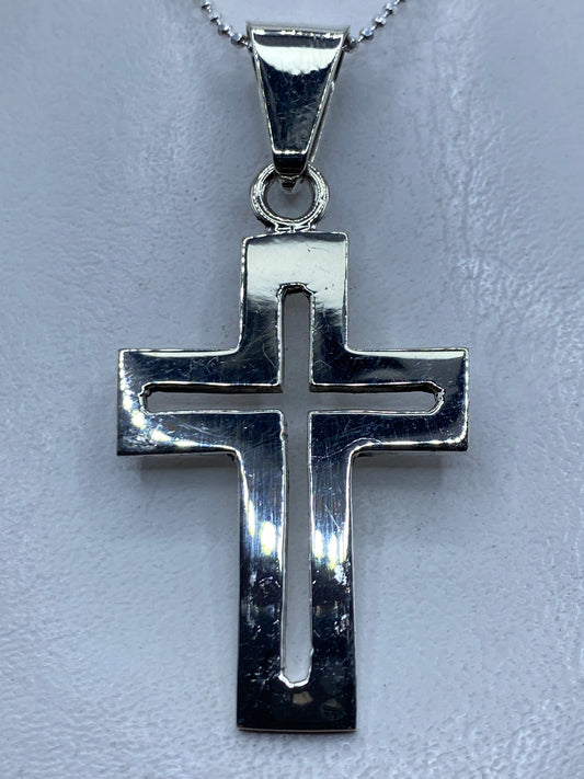 Dije cruz de plata calado, 6 cm, colgando de cadena — vista frontal clara