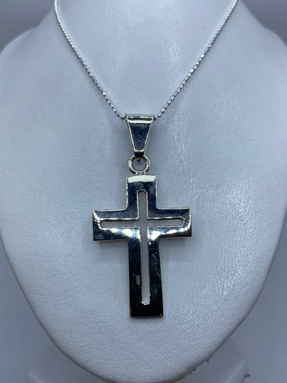 Cruz de plata .925 sobre fondo blanco mostrando Quinto de autenticidad