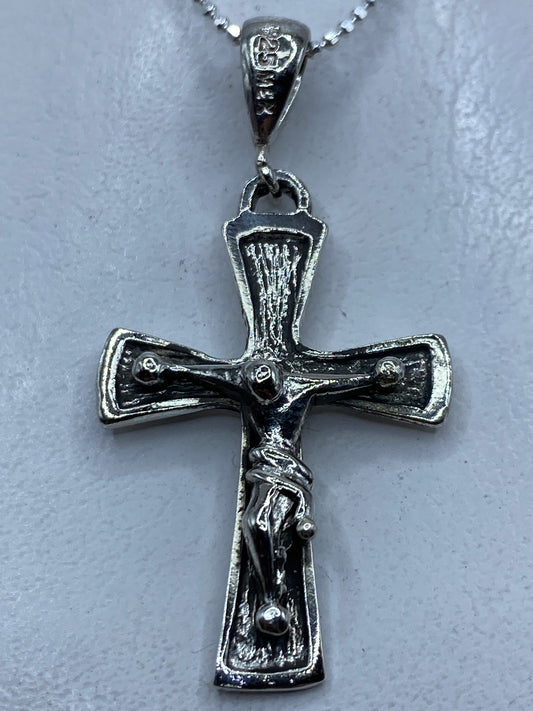 Dije cruz de plata .925 repujada a mano, 5.2 cm de largo, con Cristo en relieve
