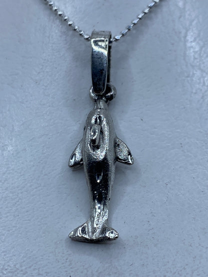 Dije de tiburón en plata repujada, 4.4 cm, con detalles realistas de aletas y cuerpo